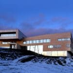 Samas Høgskole i vinterlandskap foran en mørk blå himmel