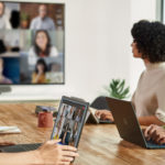 Personer som sitter mot en skjerm i et Teams-konferansemøte