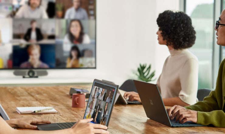 Personer som sitter mot en skjerm i et Teams-konferansemøte