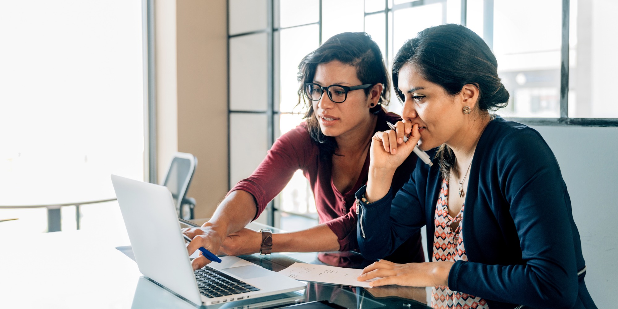 Iemand die wat uitlegt aan een ander | Booking met Power Apps