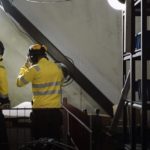 två arbetare diskuterar