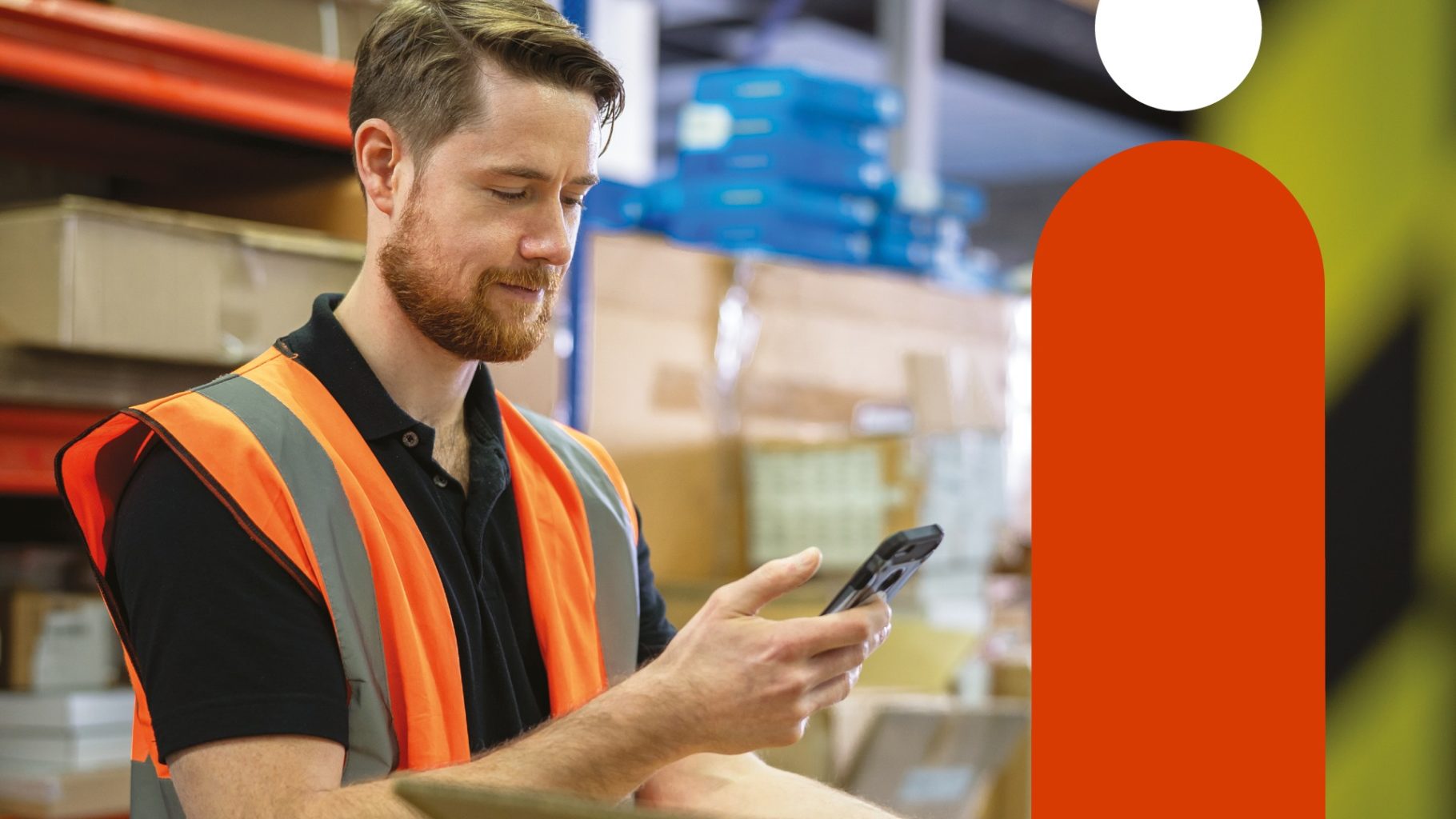 Man in magazijn die met technologie werkt