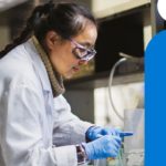 vrouw in laboratorium die met technologie werkt