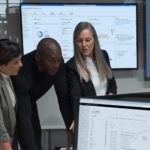 Collega's die naar hun online beveiliging kijken | Verbeter jouw IT-beveiliging met Microsoft Sentinel