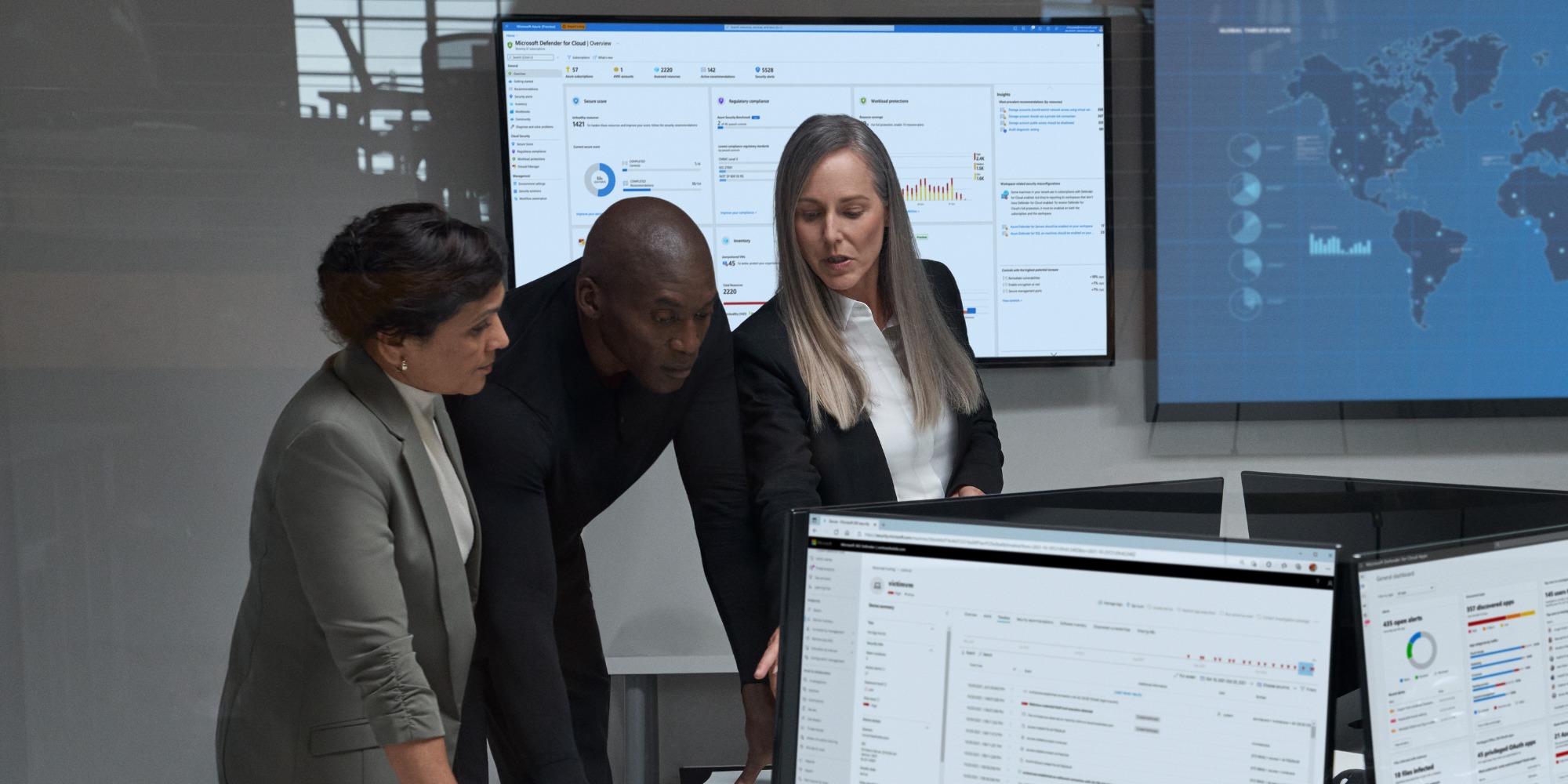 Collega's die naar hun online beveiliging kijken | Verbeter jouw IT-beveiliging met Microsoft Sentinel