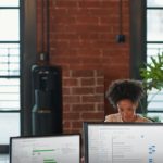 Vrouw achter computer voor security check | IT-security met het Microsoft Basispakket en Microsoft A5