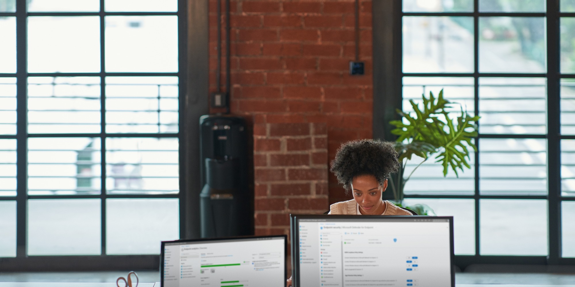 Vrouw achter computer voor security check | IT-security met het Microsoft Basispakket en Microsoft A5