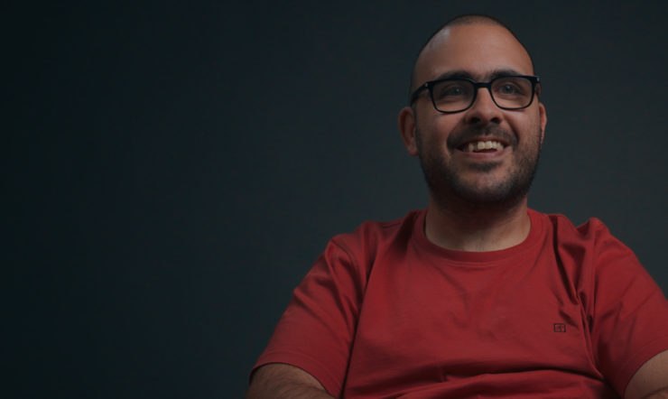 Rapaz de óculos e cadeira de rodas