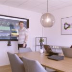 person håller presentation