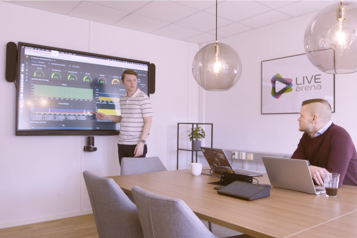 person håller presentation