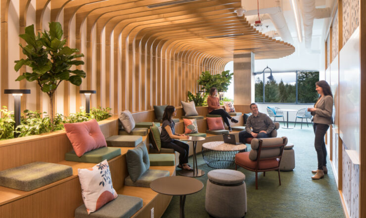 Hybridiaika vaatii toimiston uudistamista työpisteistä kokoustiloihin