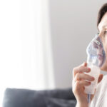 En kvinde med en iltmaske