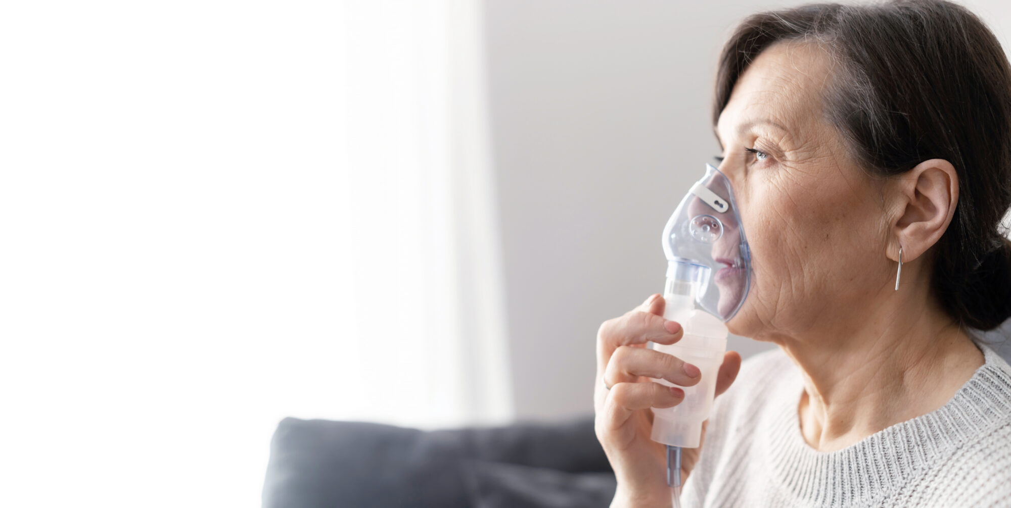 En kvinde med en iltmaske