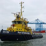 big ship and cranes in the background at sea hybride werken