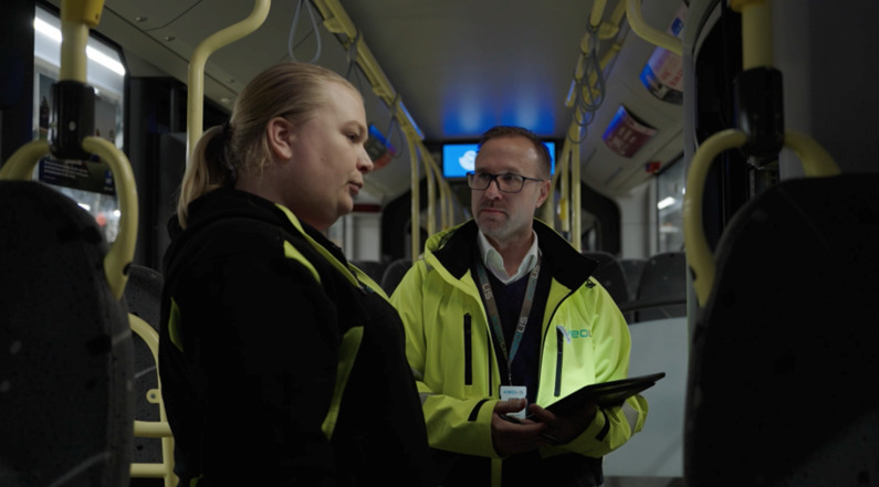 Två Kreolis mederabetare, varav en med en Surface enhet i en tågvagn