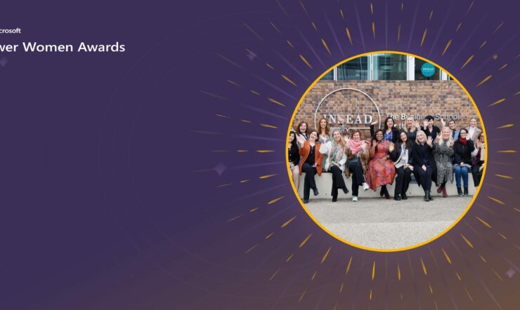 Liilalla taustalla kuva jossa iloiset naiset heiluttelevat käsiään. Tekstissä lukee: 